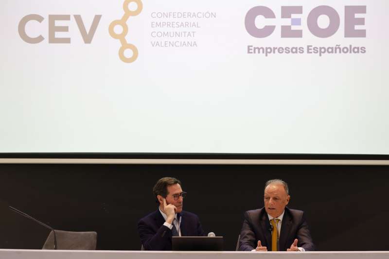 Los presidentes de CEOE, Antonio Garamendi (i), y de CEV, Salvador Navarro, en una imagen de archivo. EFE Ana Escobar
