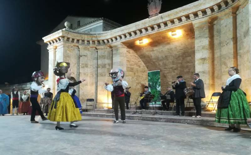 Baile de Cabezudos con la imagen de Manolo RodrÃ­guez