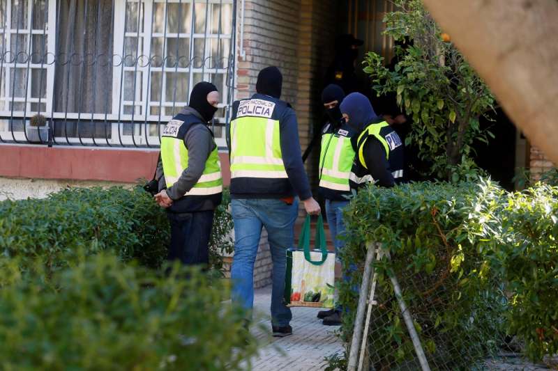 Agentes de la Policía Nacional registran una vivienda en una operación contra el yihadismo en la Comunitat Valenciana. EFE/Manuel Lorenzo/Archivo
