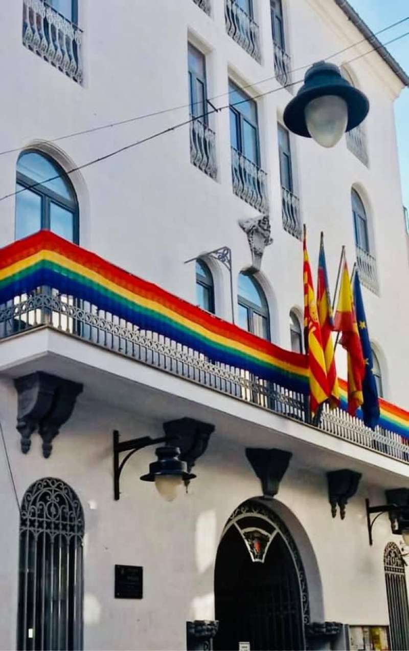 La bandera arcoÃ­ris ondea en el balcÃ³n del ayuntamiento