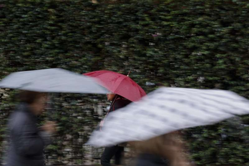 Varias personas se protegen de la lluvia con un paraguas . EFEKai FrsterlingArchivo
