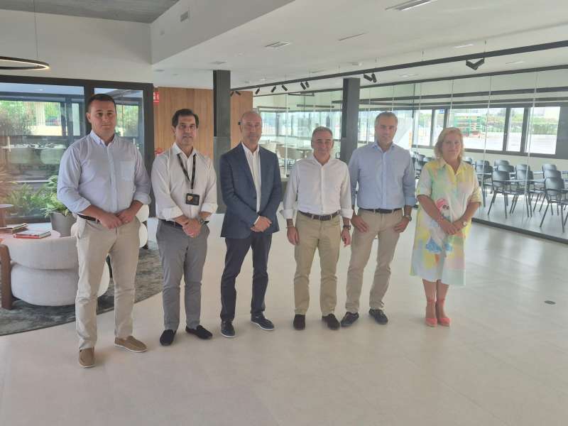 El Conseller de Agricultura, Agua, Ganadera y Pesca, Miguel Barrachina, en su visita a Clasol. EPDA