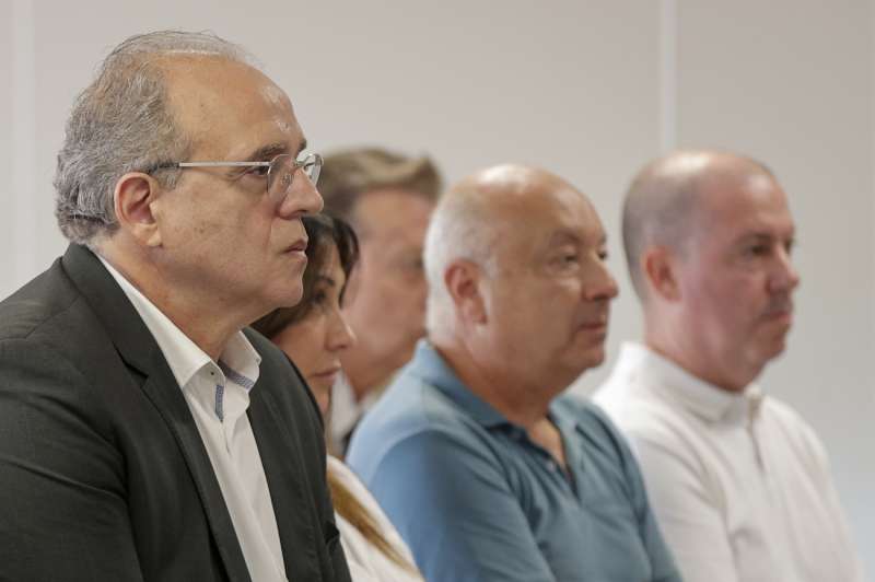 El sobrino del exconseller Rafael Blasco y exdirector del Hospital General de Valncia, Sergio Blasco (en la imagen el primero por la izquierda), durante el juicio EFE