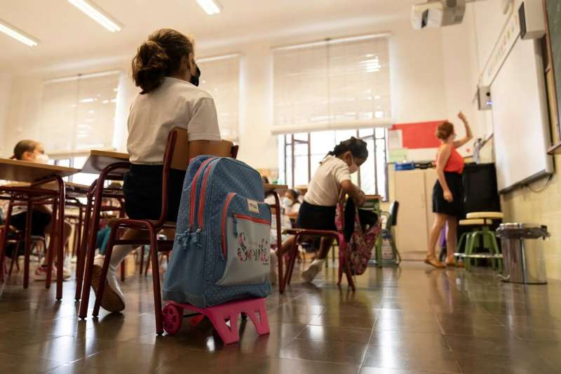 En la imagen, unas niñas atienden las indicaciones de su profesora en un colegio. EFE/Miguel Barreto

