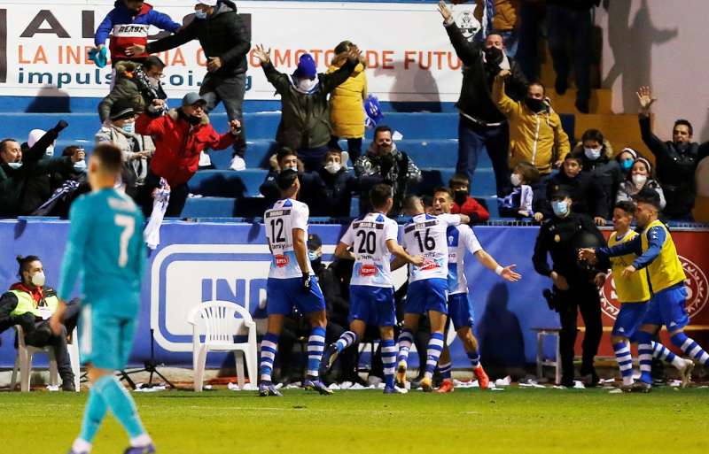 Las peñas del Alcoyano anuncian movilizaciones si no se frena el cambio de domicilio del club. EFE / Manuel Lorenzo/ARCHIVO
