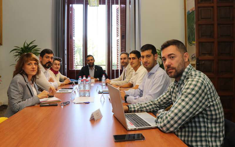 Un instante de la reunin entre la presidenta de la APV, Mar Chao, el alcalde, Daro Moreno, y los portavoces de los diferentes grupos municipales.  EPDA