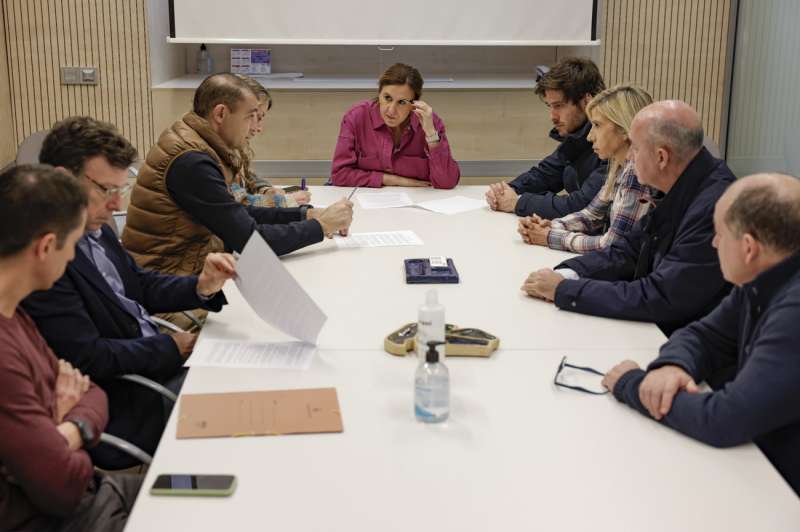 La alcaldesa de València, María José Catalá, ha presidido la reunión de coordinación, y ha visitado el Punto Único de atención presencial a los afectados por el incendio de Campanar. EFE/Ana Escobar
