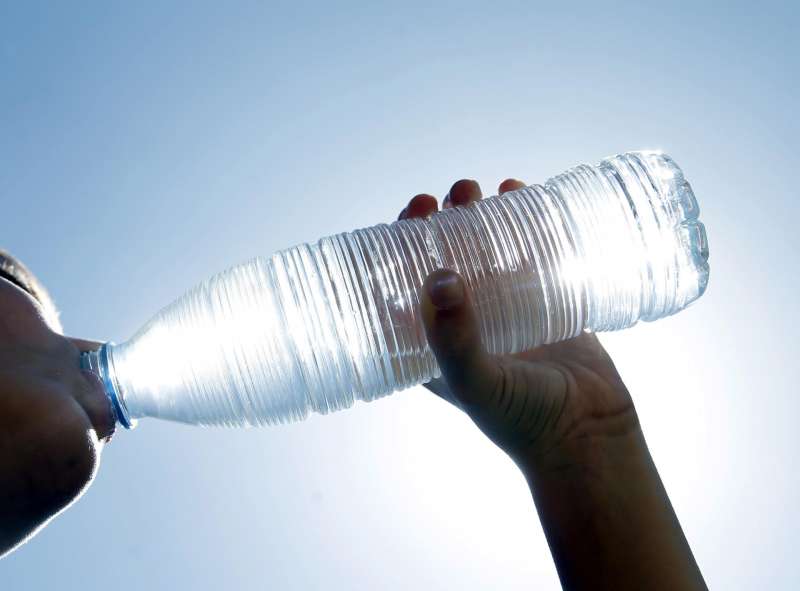 Una persona bebe agua para refrescarse y combatir el calor. EFE/J.J. Guillén