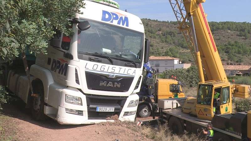 Una grúa trata de recuperar el camión. EFE TV/Eusebio Calatayud