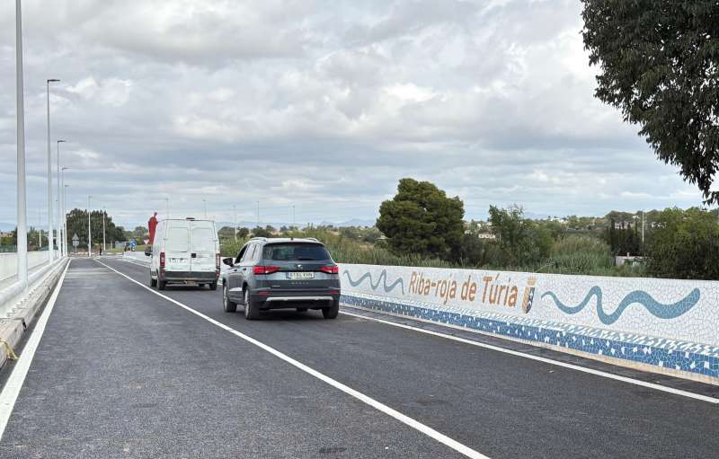 Primeros vehculos tras la inauguracin del puente de la CV-336 en Riba-roja de Tria. JUDITH CELMA