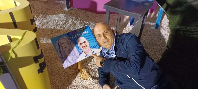 El candidato de Cs y portavoz, Raúl Claramonte, con el cartel de una crítica que le han dedicado. EPDA