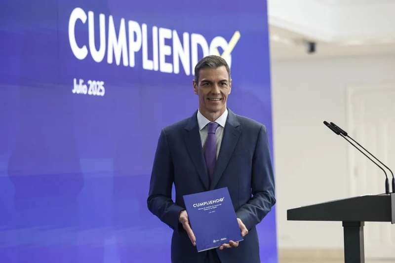El presidente del Gobierno, Pedro Snchez durante una rueda de prensa este lunes en el Palacio de la Moncloa. EFE Chema Moya


