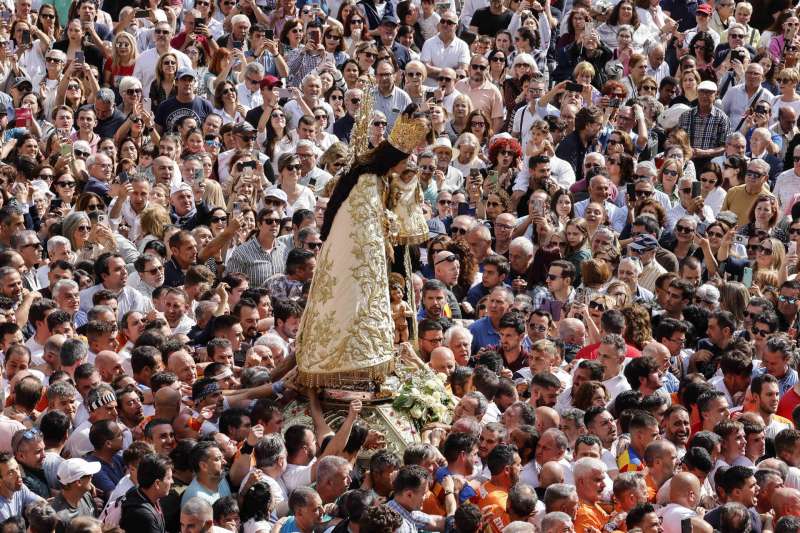Valencia celebra la festividad de su patrona, la Virgen de los Desamparados, con la Missa d?Infants, el traslado de la Virgen y la Procesión General, este domingo.-EFE/Ana Escobar

