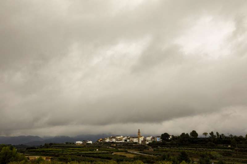 En la imagen, la población de Benicolet bajo nubes de tormenta. EFE/ Natxo Francés/Archivo
