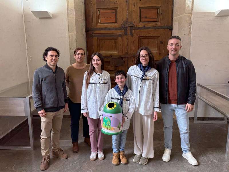 El alcalde Paco Gorrea, la concejala de Gesti�n de Residuos M� Cruz Garc�a, las falleras mayores de la ciudad Mireia Fern�ndez y Leire S�nchez, y el presidente infantil Edgar Garc�a. ARCHIVO EPDA