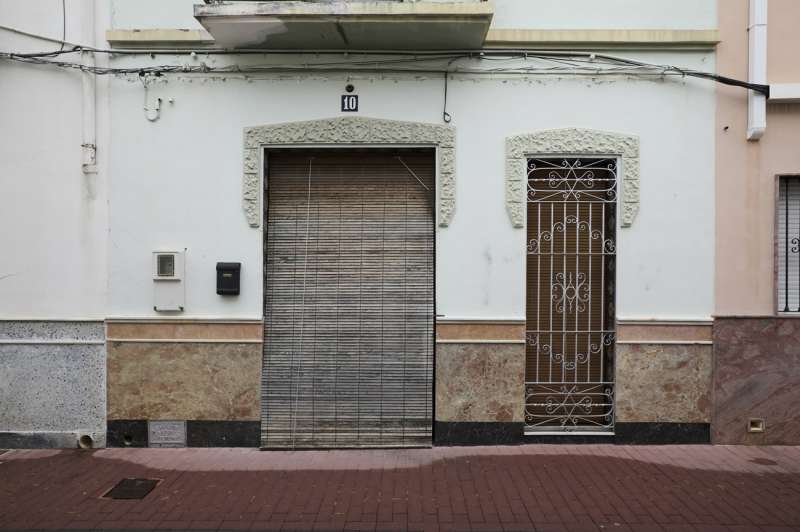 Vista general de la vivienda donde se halló el cadáver de la mujer. EFE/Natxo Francés
