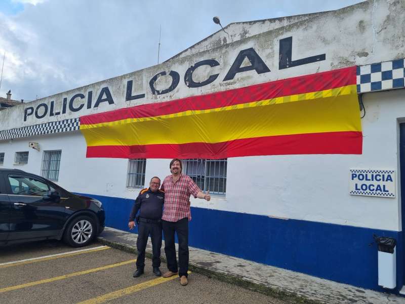 Bandera colocada en la Polica Local de Montserrat. Facebook: Carlos Martnez, concejal de Vox