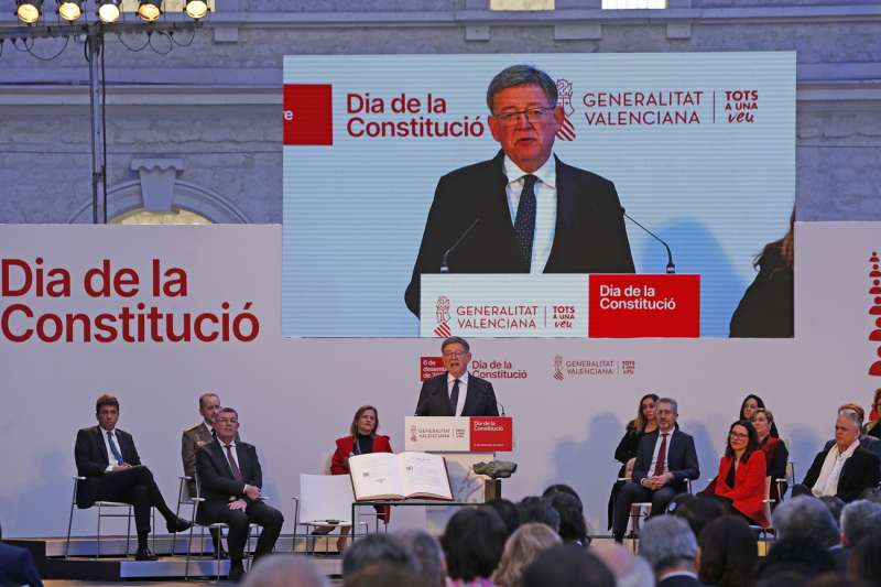 El Presidente de la Generalitat Valenciana, Ximo Puig, durante su intervenciÃ³n en el acto de celebraciÃ³n del DÃ­a de la ConstituciÃ³n en la Comunidad Valenciana, este martes en Alicante. EFE/ Manuel Lorenzo
