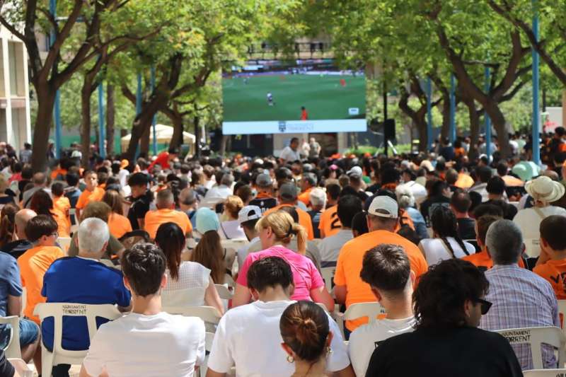 Pantalla gigante instalada por el Ayuntamiento de Torrent en la calle Comare Pilar Mart. EPDA