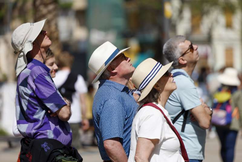 Imagen de archivo de varios turistas durante un da soleado y caluroso en el centro de Valncia. EFEAna Escobar
