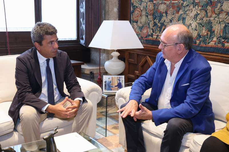 Caro Mazn se reune con SOS Desaparecidos.  EPDA
