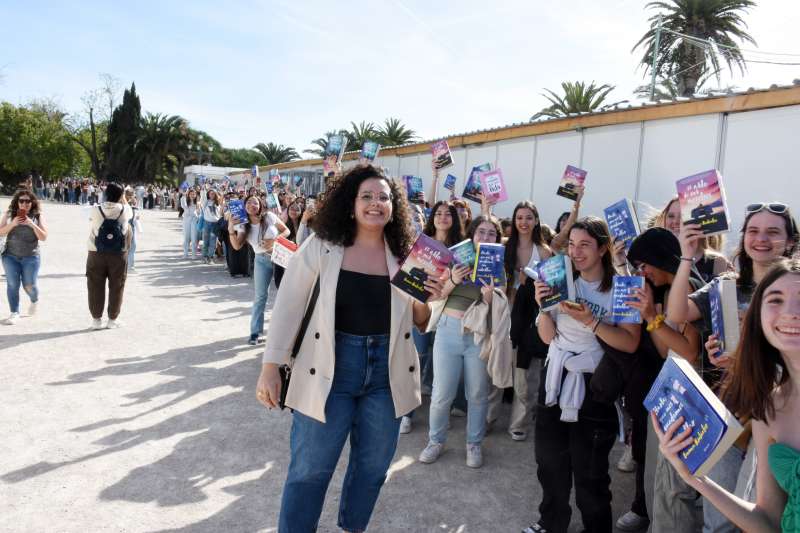 Inma Rubiales amb la llarga cua de persones que esperen a la signatura  del llibre. EPDA