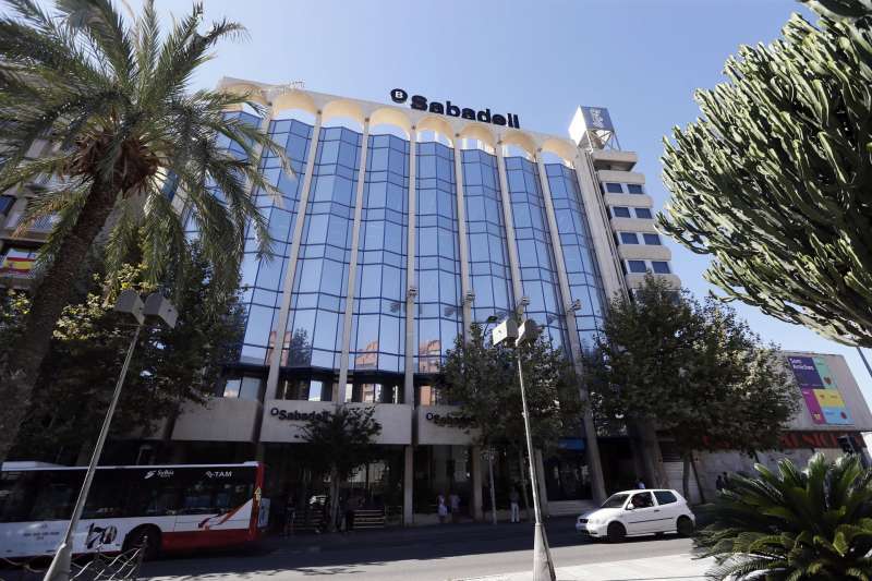 En la imagen, dearchivo, vista del edificio del Sabadell en Alicante. EFE/Manuel Lorenzo
