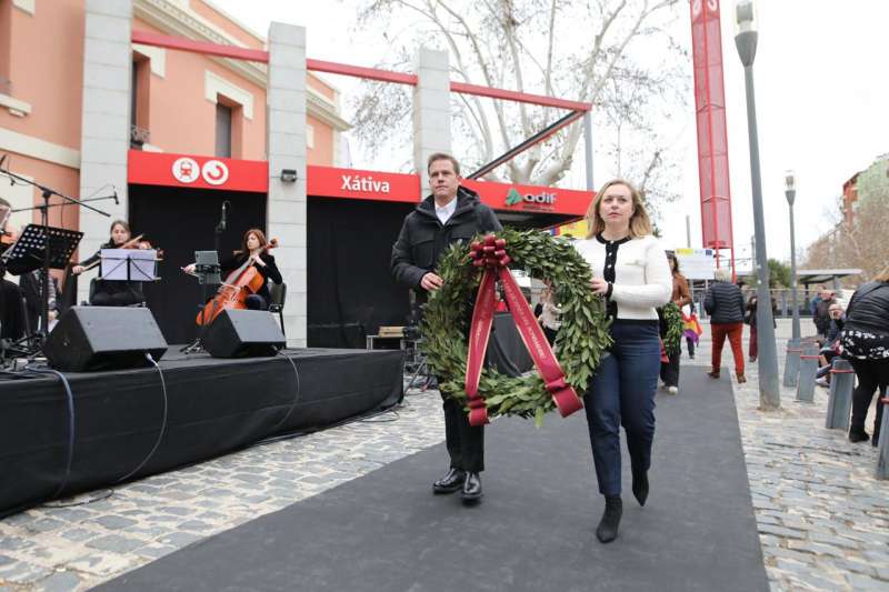 La vicepresidenta primera de la Diputacin de Valencia y responsable de Memoria Democrtica, Natlia Enguix, y el alcalde de Xtiva y diputado provincial, Roger Cerd, este domingo en un acto homenaje a las 140 vctimas mortales del bombardeo del municipio el 12 de febrero de 1939. EPDA
