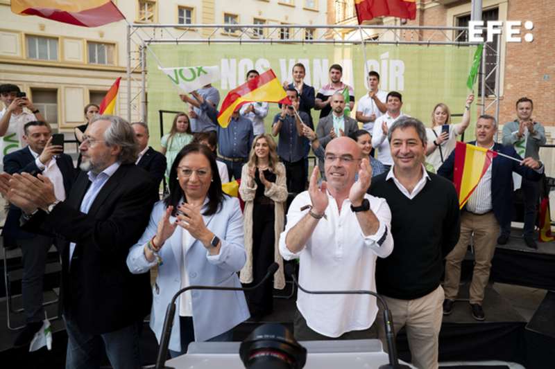 El cabeza de lista de Vox, Jorge Buxadé, junto a la presidenta de les Corts, Llanos Massó, y el vicepresidente de la Generalitat, Vicente Barrera, en Castelló. EFE/Andreu Esteban 