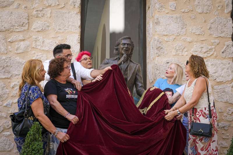 Seguidores de todo el mundo de Camilo Sesto descubren una escultura del artista en su población natal, Alcoy. EFE/Pablo Miranzo