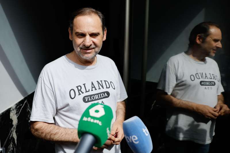 El exministro Jos Luis balos, tras el registro por agentes de la UCO de su vivienda en Valncia por el caso Koldo. EFEAna Escobar
