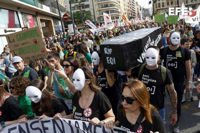 Vista de la manifestación por la huelga educativa de este jueves. EFE/Biel Aliño
