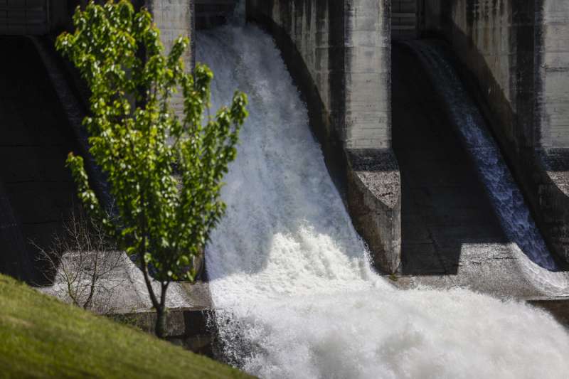 Aspecto que presenta este martes el embalse de Cecebre, que abastece a A Coruña y buena parte de la comarca, y que ha alcanzado su mayor ocupación en un mes de mayo en 12 años por las lluvias, que sitúan la ocupación de la presa en 99,19 %.