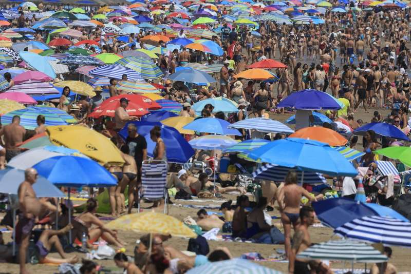 Cientos de personas este sbado en la playa de la Malvarrosa, en Valncia. EFE Kai Forsterling