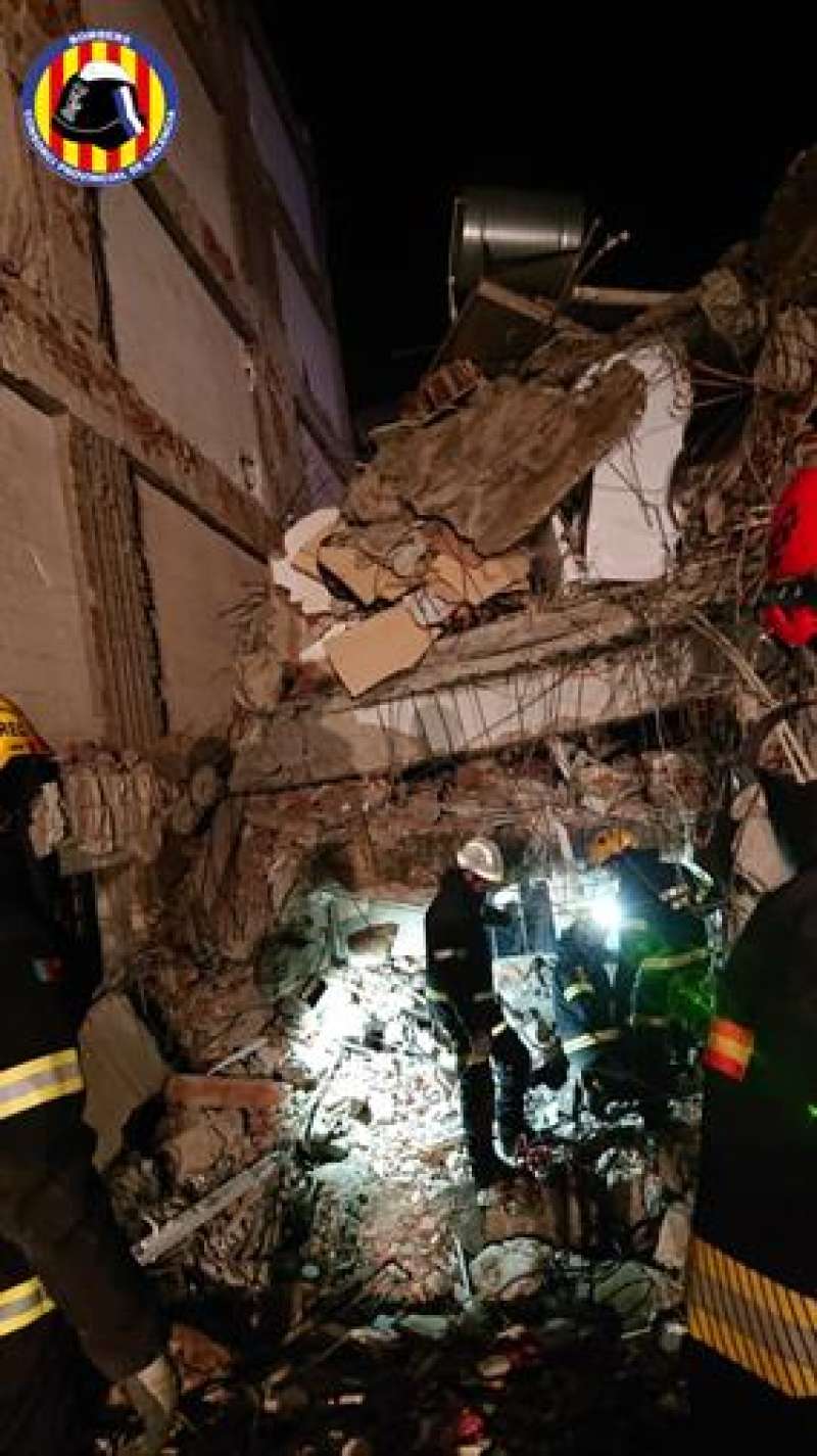 Imagen del rescate en Turqua facilitada pro el Consorcio de bomberos de Valencia. EFEBomberos
