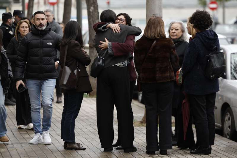 Familiares y amigos asisten al funeral en recuerdo de los cuatro valencianos fallecidos en el naufragio de Indonesia. EFE/Biel Aliño

