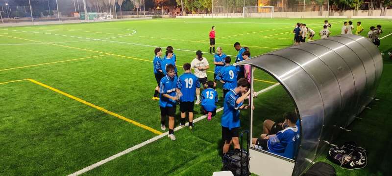 El campo de ftbol de Benetsser acoge su primer partido tras la dana. EPDA