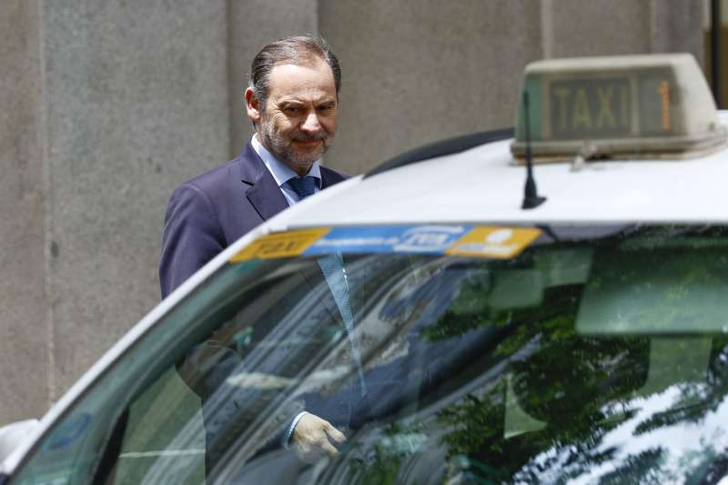 El exministro de Transportes Jos Luis balos a su salida del Tribunal Supremo en Madrid, este lunes. EFE Rodrigo Jimnez