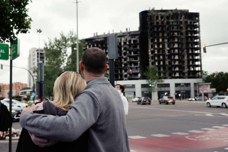 Dos personas contemplan los restos del incendio de Campanar que causó diez muertos. EFE/ Kai Försterling/Archivo
