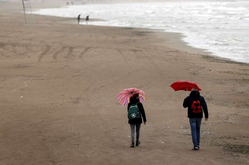 Dos personas pasean por la playa de la Malvarrosa de Valencia. /EFE