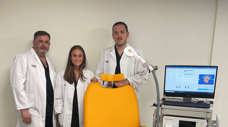 Los doctores Carmen de Andrés y Rubén Rubio alertan sobre el aumento de afecciones a nivel cervical, lumbar y del miembro superior, pero también sobre las cefaleas originadas por la vista cansada. /EPDA