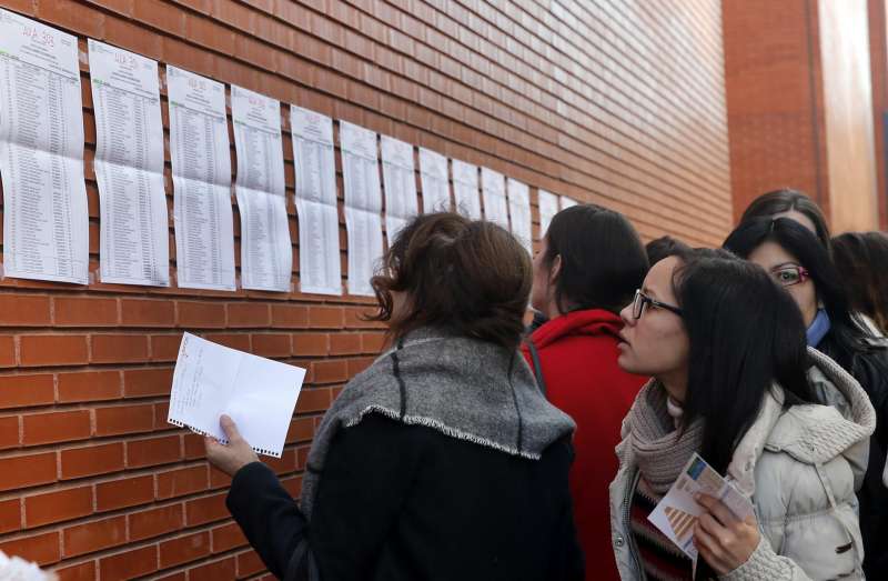 Un grupo de opositores consulta los resultados de unas pruebas. EFE/Archivo

