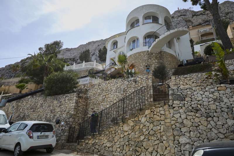 Vista general del lugar donde han sido hallados los cuerpos de dos hombres con heridas por arma de fuego este lunes en dos viviendas colindantes de una urbanizaciÃ³n de Calpe. EFE/Natxo FrancÃ©s
