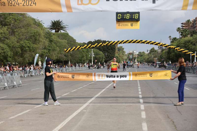 Nacho Giménez a su llegada a la meta de la Volta a Peu a València, en una imagen facilitada por la organización. EFE
