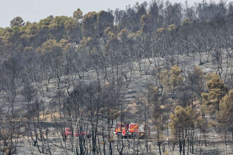 Varias dotaciones de bomberos en la zona del incendio forestal de Venta del Moro.EFE/ Biel Aliño/Archivo
