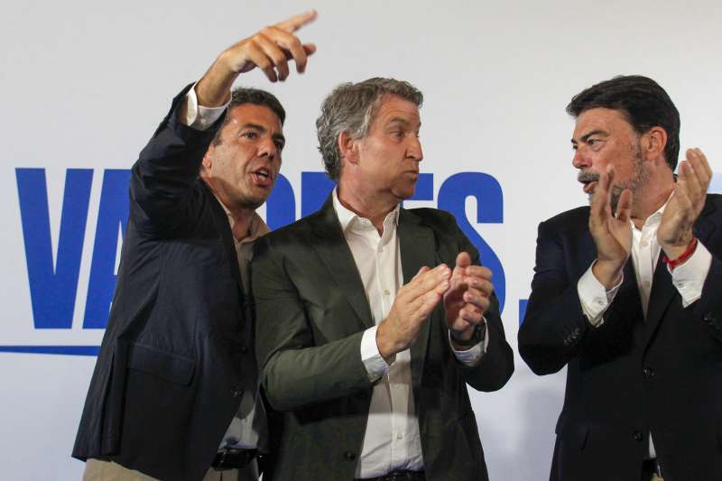 El presidente del PP, Alberto Nez Feijo, el presidente del PPCV y de la Generalitat, Carlos Mazn (i), y el alcalde de Alicante, Luis Barcala (d), durante el acto celebrado con militantes en Alicante. EFEMorell
