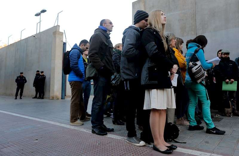 Un grupo de personas concentradas frente al CIE de Zapadores. /EPDA