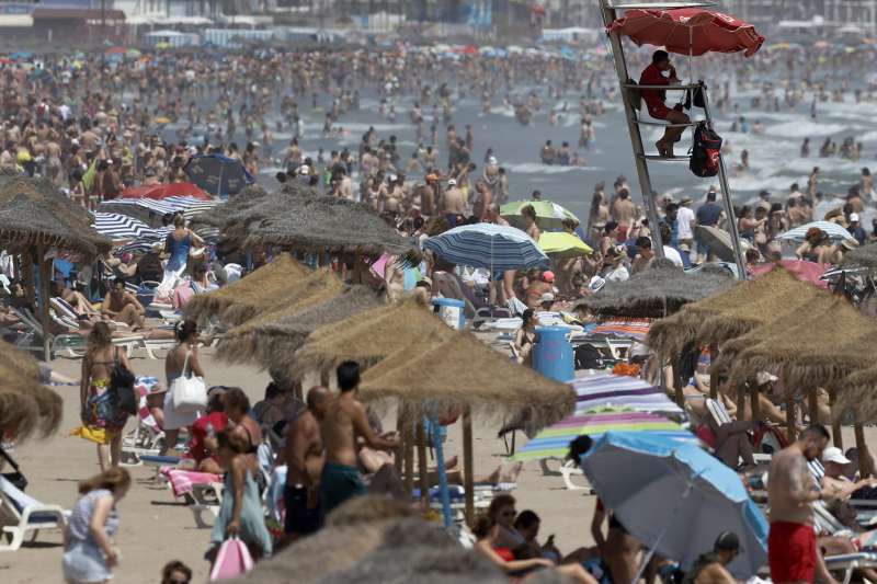 Un gran número de personas en la playa de la Malvarrosa para disfrutar del tiempo veraniego Archivo/EFE