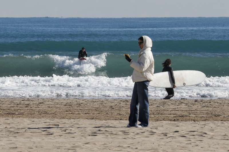 Unos surfistas en el agua en la playa de la Malvarrosa de Valncia, en un da fresco. EFE/Juan Carlos Crdenas/Archivo
