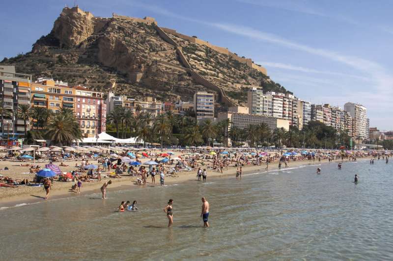 Vista general de la playa de El Postiguet de Alicante. EFE/Morell/Archivo
